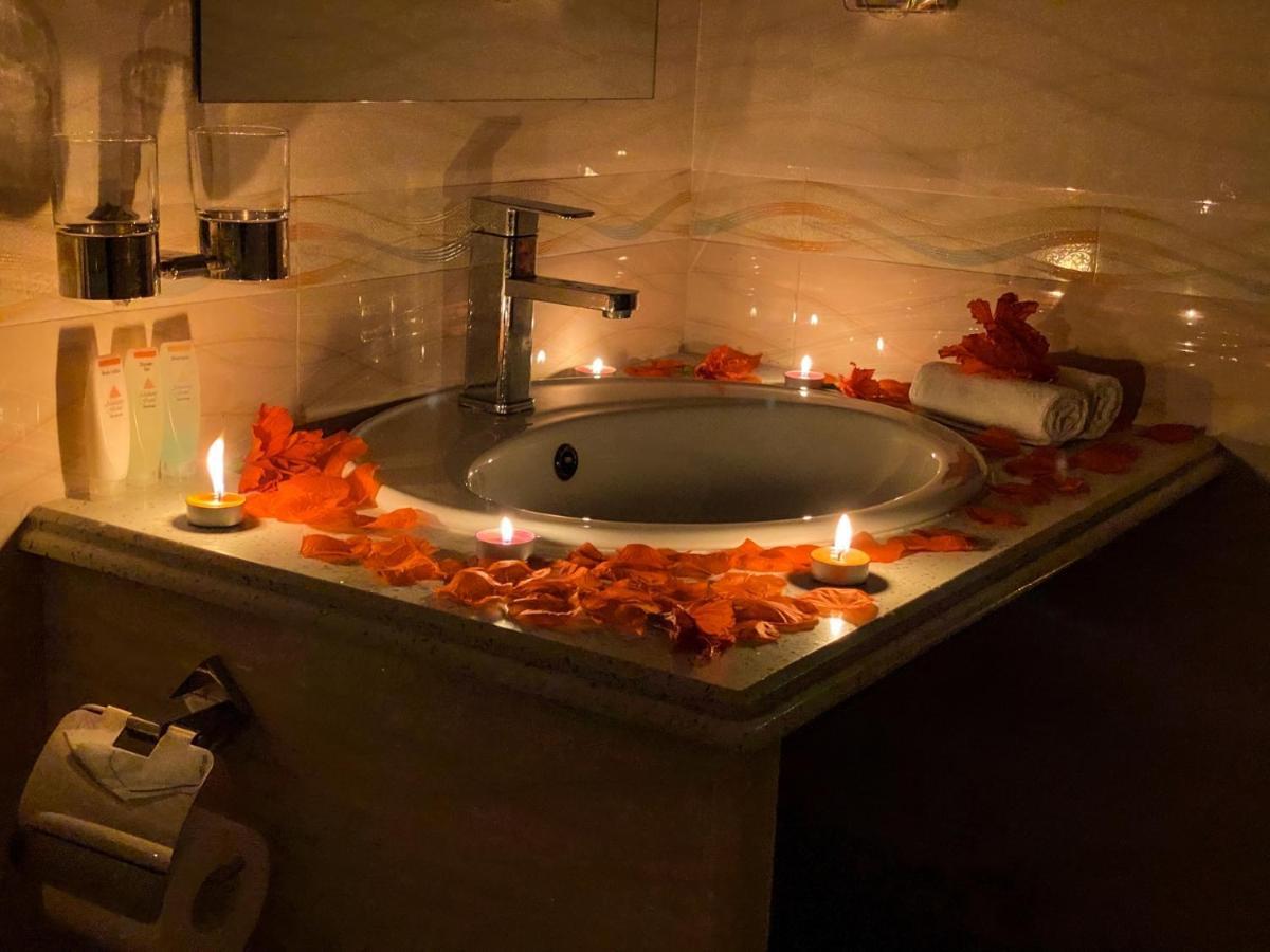Abuharee Grand Hotel Addu Atol Buitenkant foto