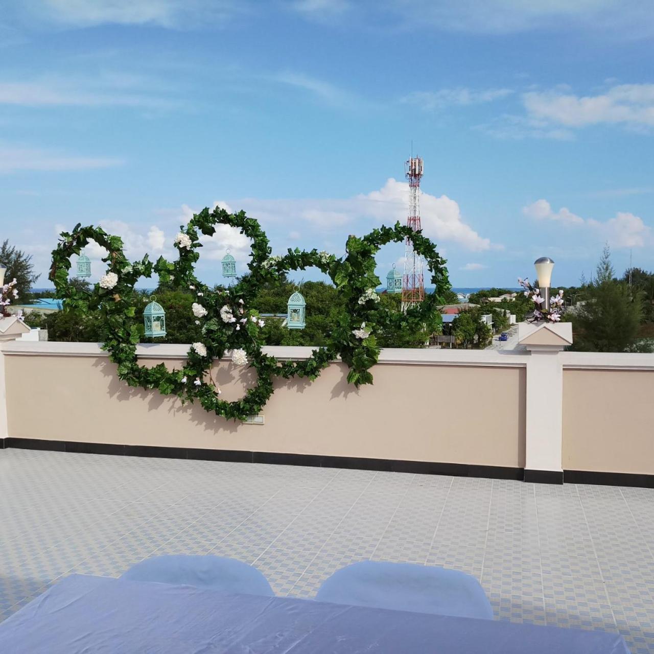 Abuharee Grand Hotel Addu Atol Buitenkant foto