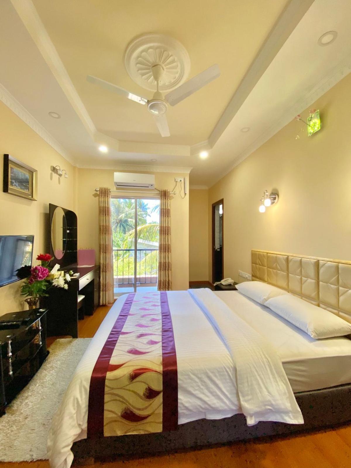 Abuharee Grand Hotel Addu Atol Buitenkant foto