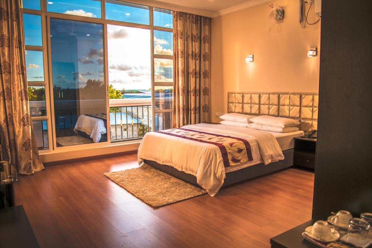 Abuharee Grand Hotel Addu Atol Buitenkant foto