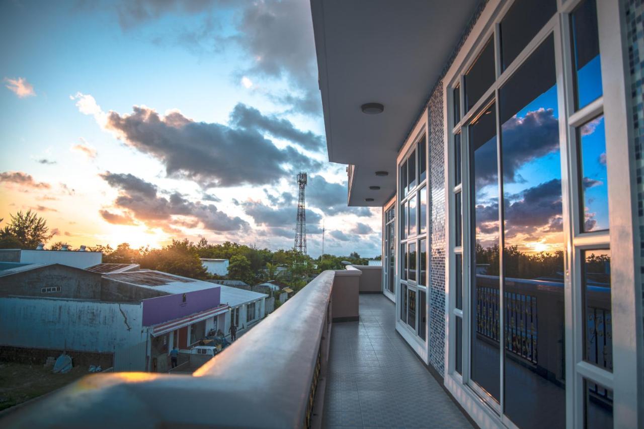 Abuharee Grand Hotel Addu Atol Buitenkant foto