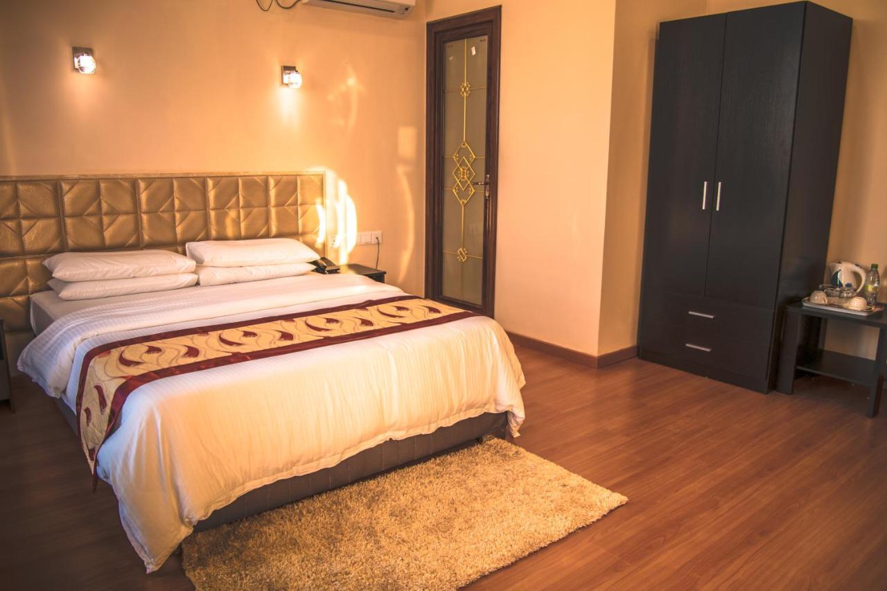 Abuharee Grand Hotel Addu Atol Buitenkant foto