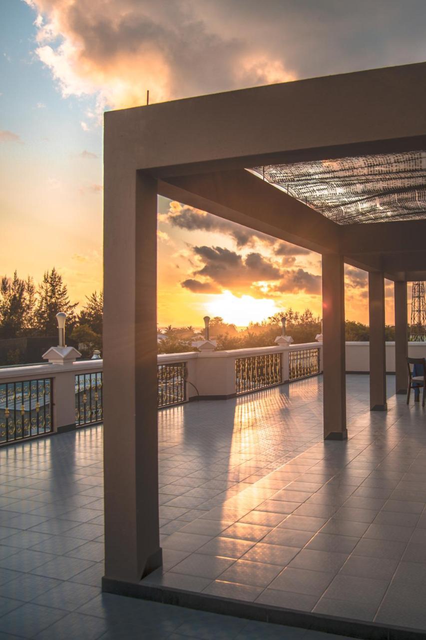 Abuharee Grand Hotel Addu Atol Buitenkant foto
