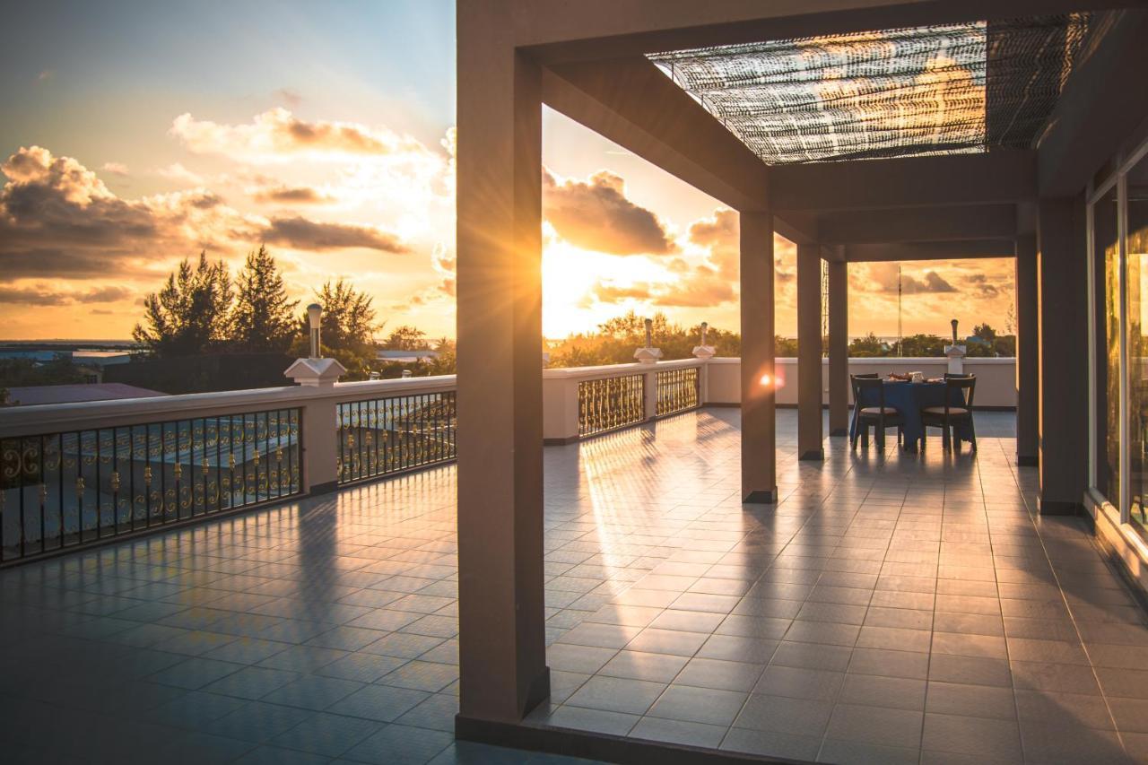 Abuharee Grand Hotel Addu Atol Buitenkant foto