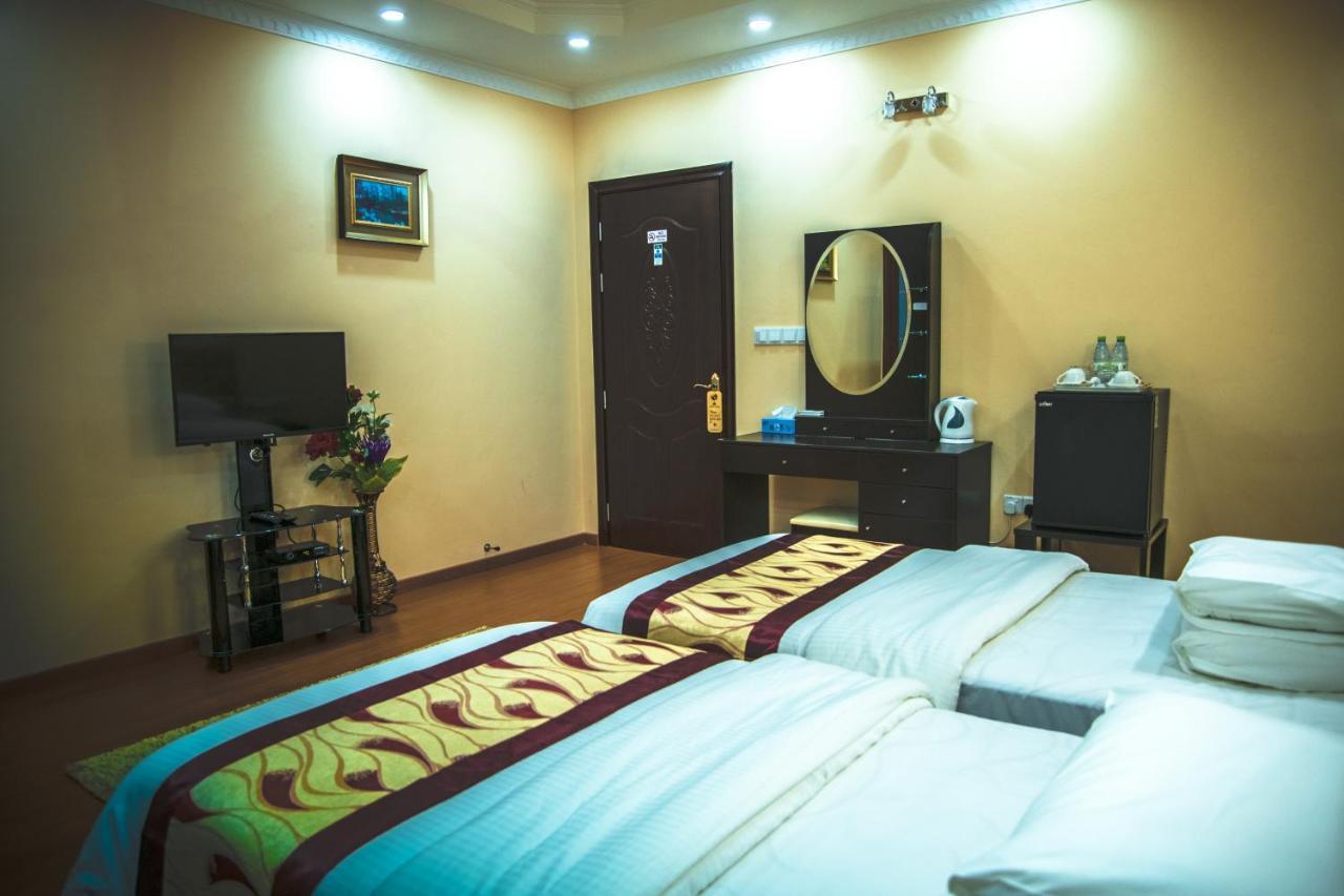 Abuharee Grand Hotel Addu Atol Buitenkant foto