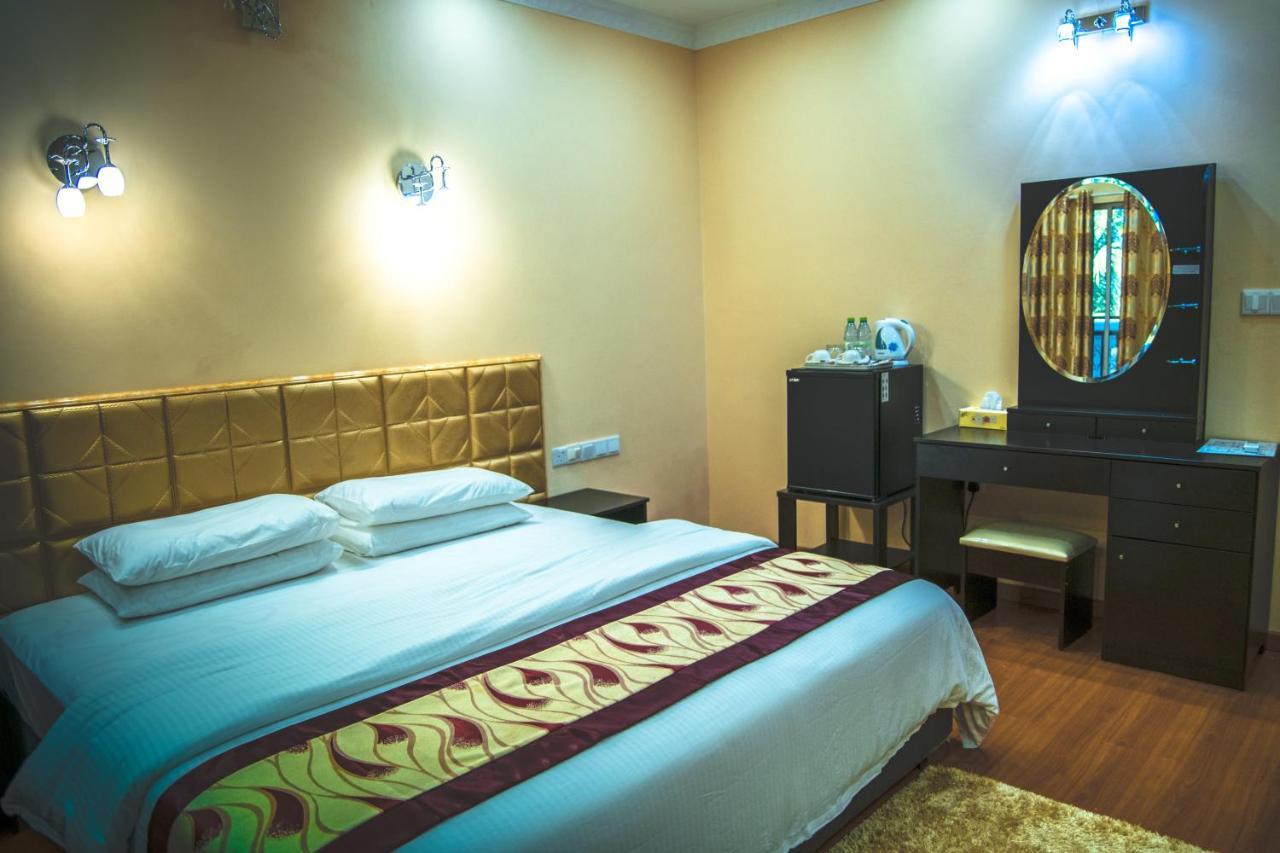 Abuharee Grand Hotel Addu Atol Buitenkant foto