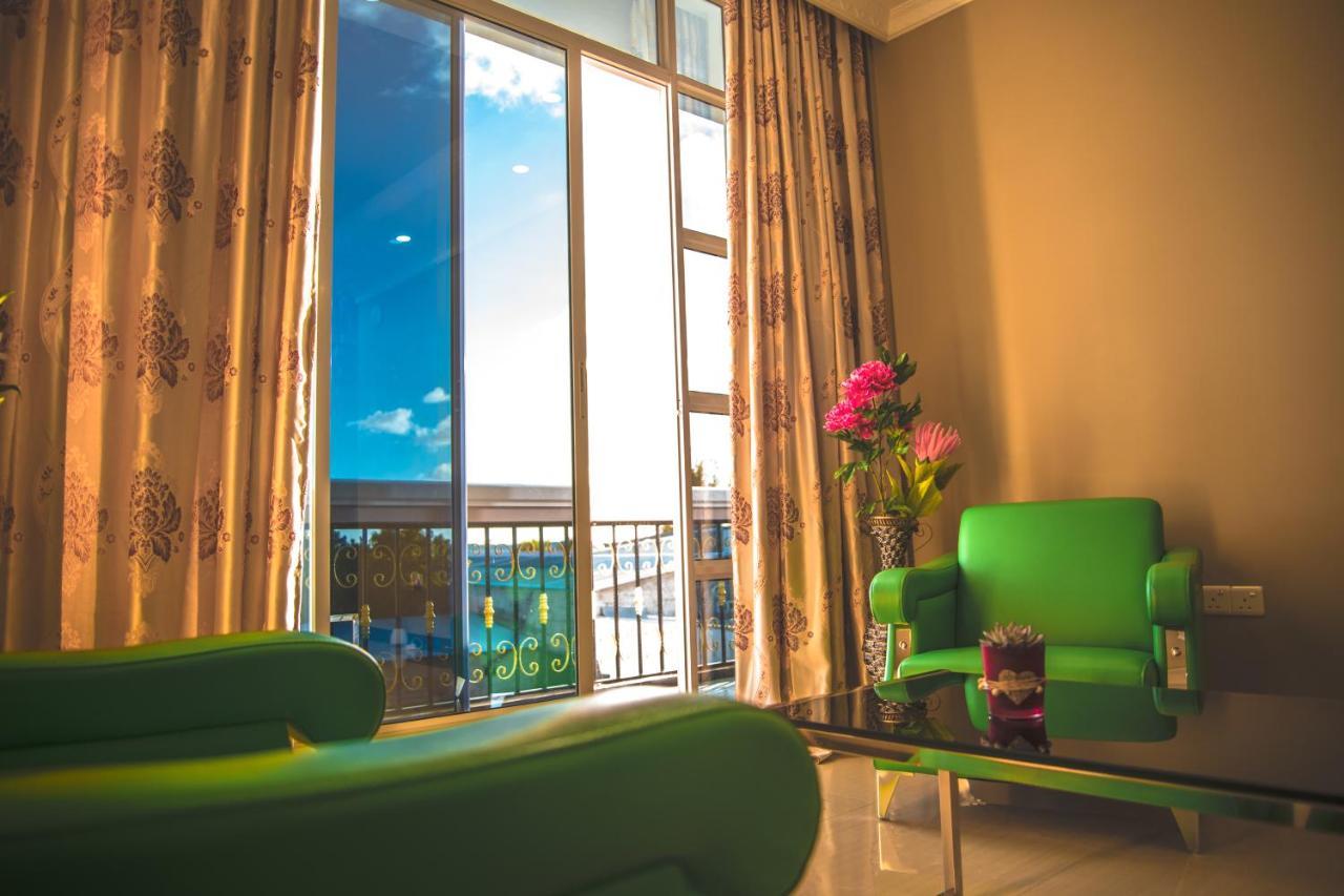Abuharee Grand Hotel Addu Atol Buitenkant foto