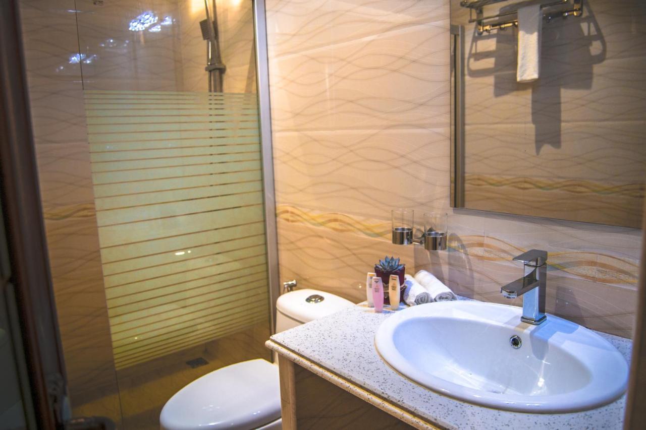 Abuharee Grand Hotel Addu Atol Buitenkant foto