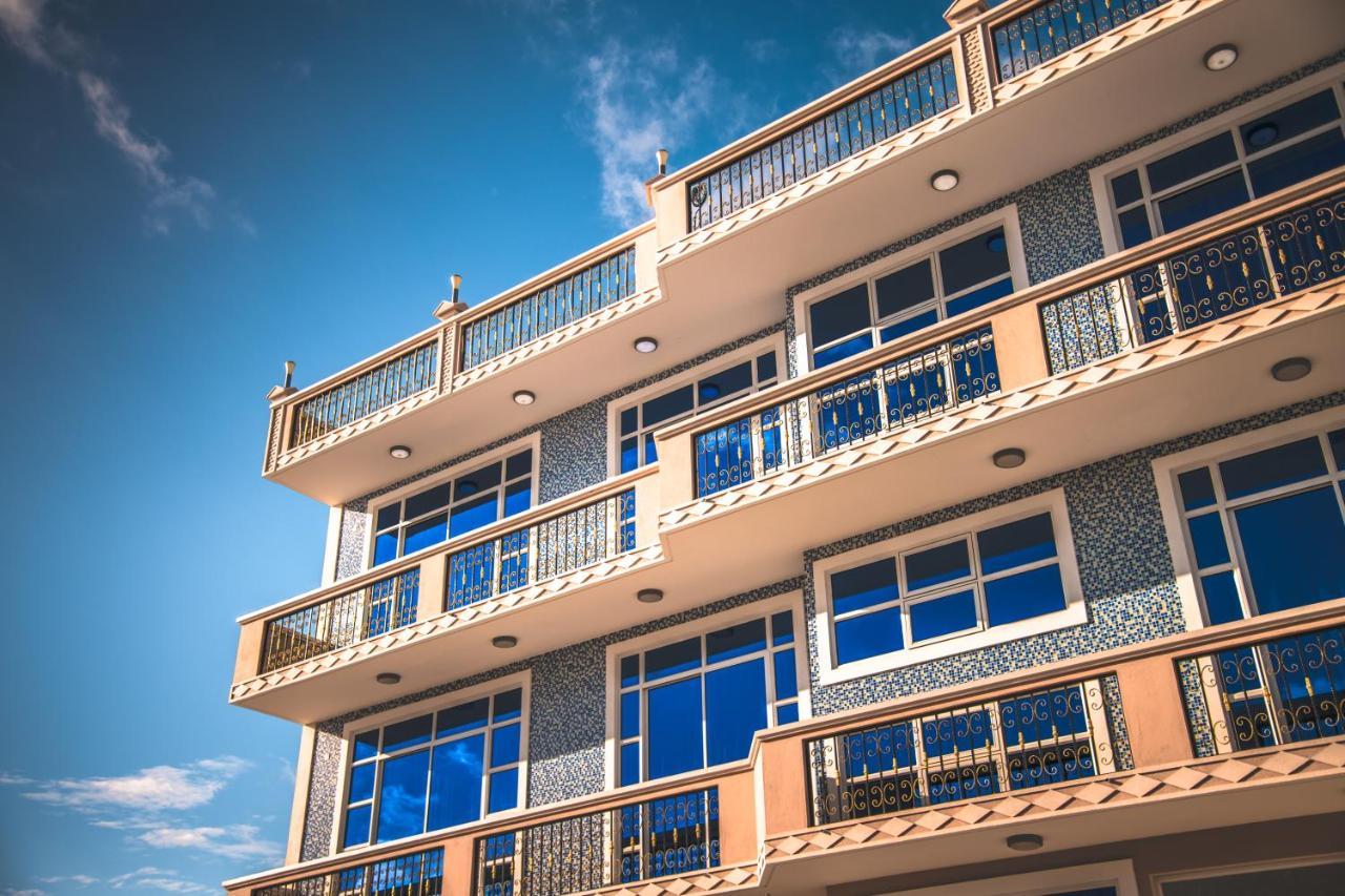 Abuharee Grand Hotel Addu Atol Buitenkant foto