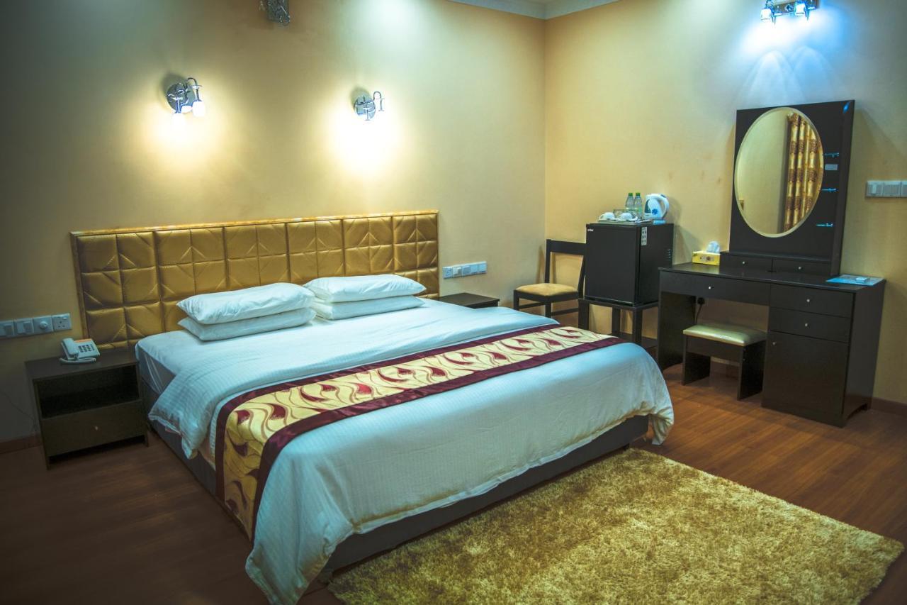 Abuharee Grand Hotel Addu Atol Buitenkant foto