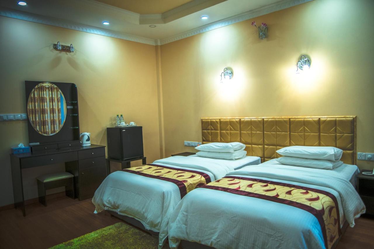 Abuharee Grand Hotel Addu Atol Buitenkant foto